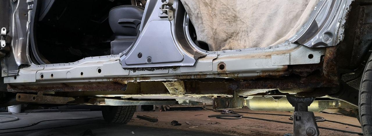 Пороги на автомобиле Сузуки Гранд Витара проржавели до сквозных дыр. Процент поражения ржавчиной достиг 45%. Автомобилю однозначно необходим кузовной ремонт. июнь 2021 года.